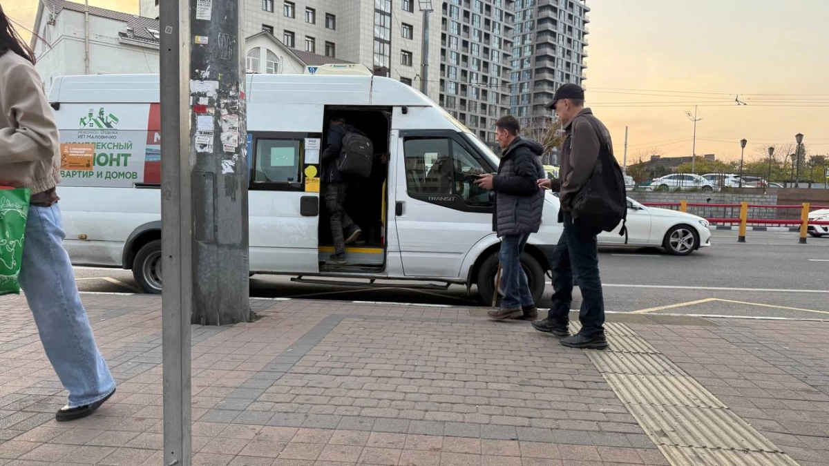 Инспектор ДПС поставил жирную точку: можно ли по правилам останавливаться на автобусной остановке, чтобы высадить пассажира