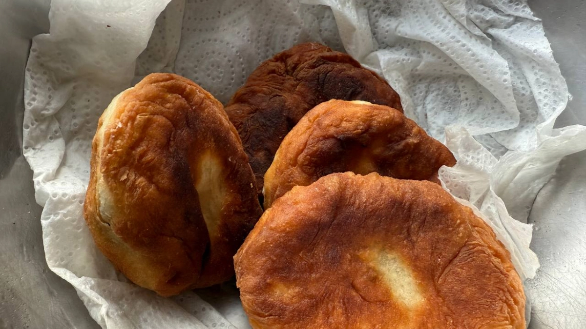 Румяные, сочные и без грамма теста: ленивые пирожки с сыром и зеленью, от которых все балдеют