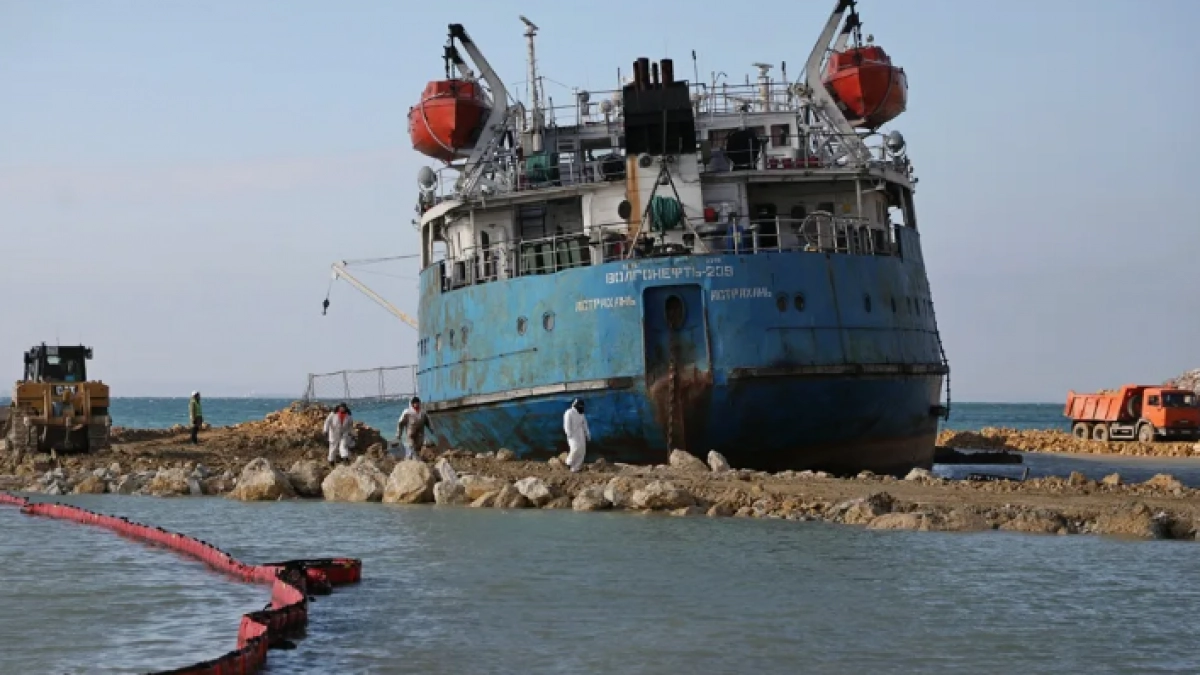 Суд отменил взыскание 404 миллионов рублей с владельцев затонувших у Анапы нефтяных танкеров и отправил дело на пересмотр 