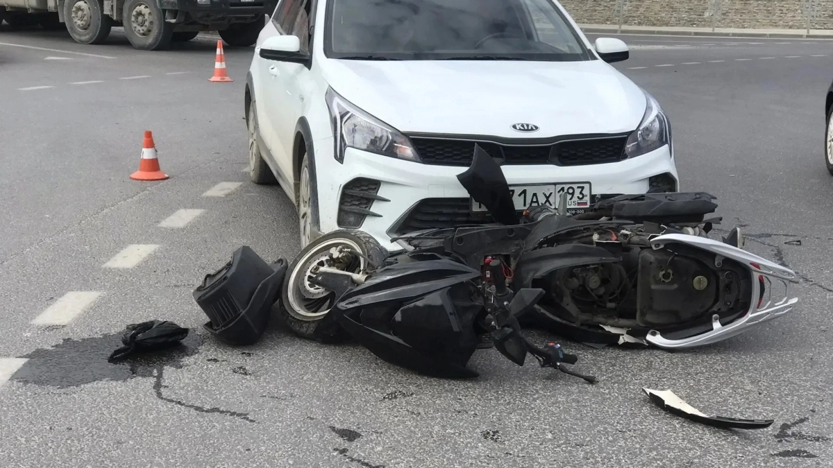 На новом кольце в Южном районе Новороссийска легковушка не пропустила скутер: мужчина и подросток госпитализированы