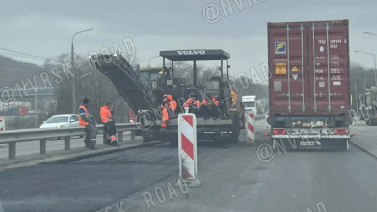 «И пусть весь мир подождет…»: пока сотни автомобилистов стоят в пробке на въезд в Новороссийск, дорожные рабочие отдыхают  