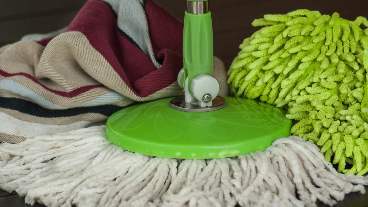 Забудьте про дорогую химию: посолила полы и забыла про разводы на 2 недели