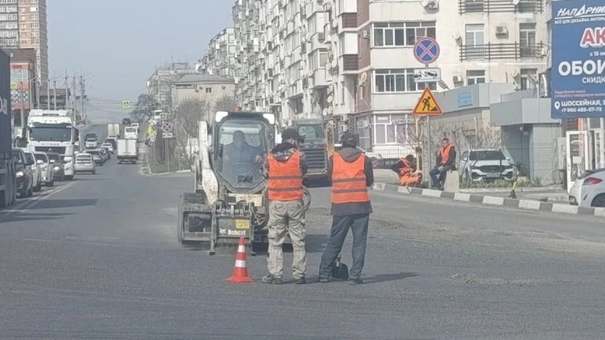 В Новороссийске начали «латать» ямы на улице Видова: центр города встал в одну большую пробку 