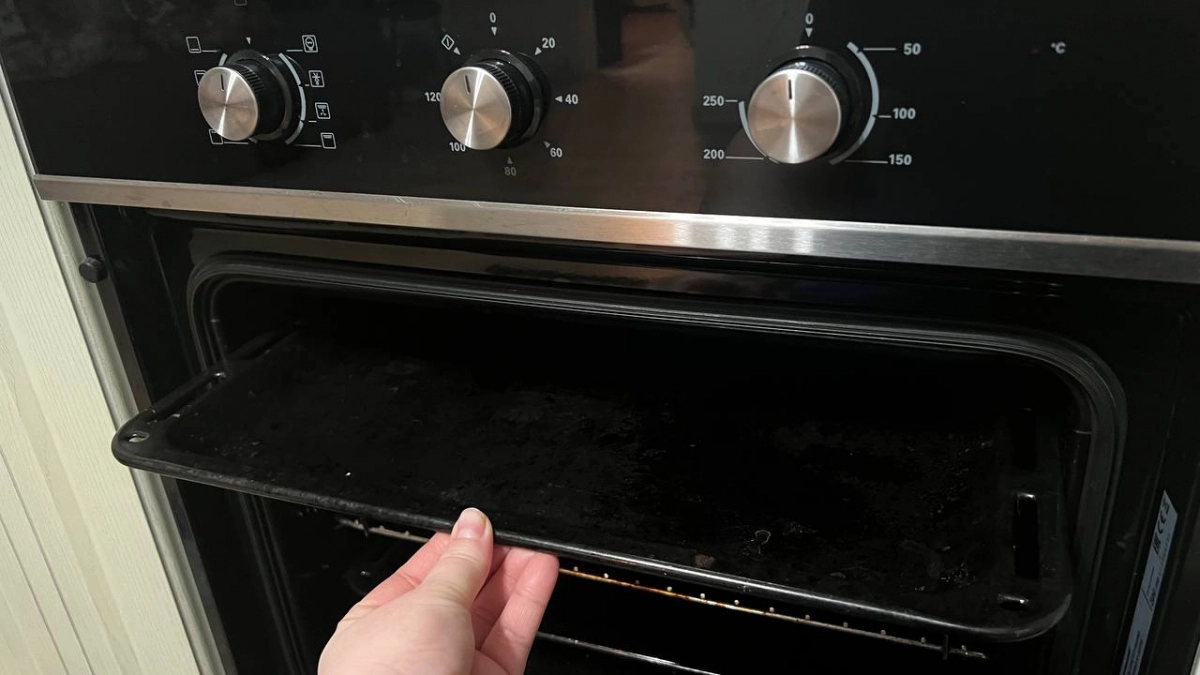 Всего 2 ложки на противень — и духовка как только с магазина: никакого липкого жира и закаменелого нагара