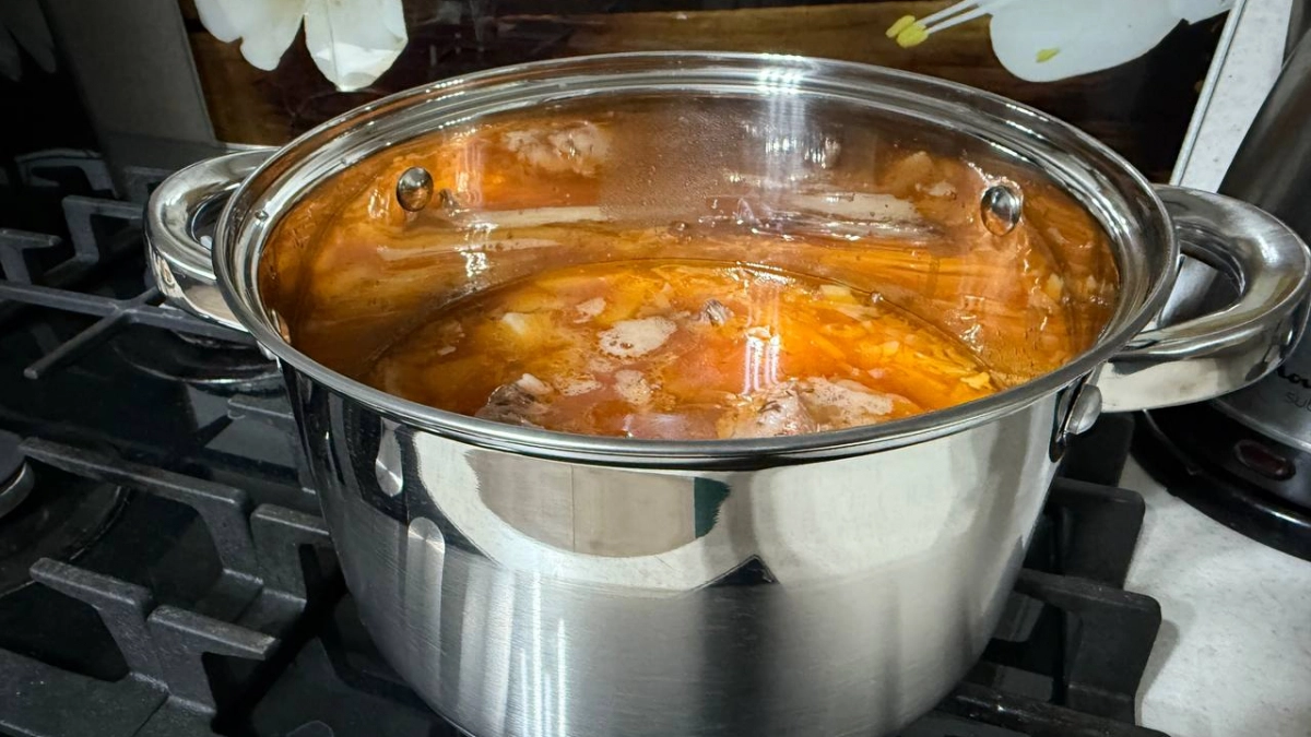 Шеф-повара раскрыли правило "зажарки": что делают профессионалы, чтобы борщ был рубиновым, а не блеклым