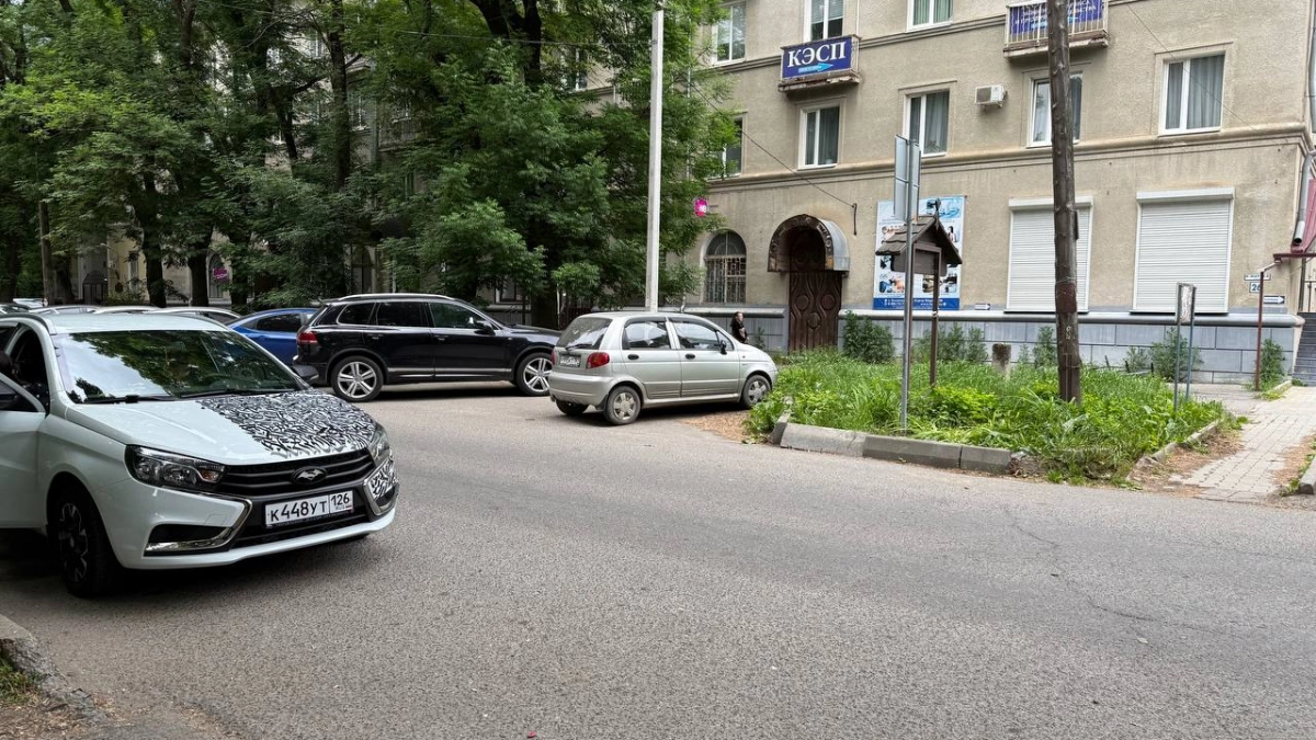 Двигатель заглушен, а инспектор требует права: что говорит закон и как вести себя, чтобы не получить штраф