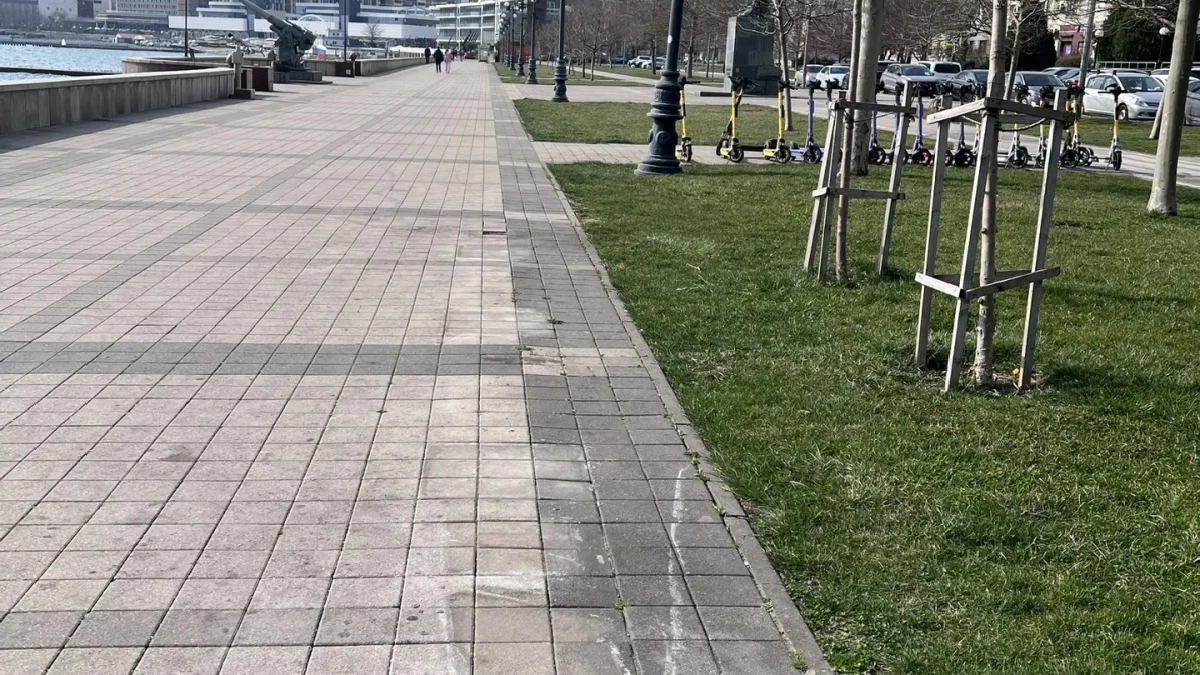 «Что за полтергейст!?»: с набережной Новороссийска исчезли все лавочки и урны 