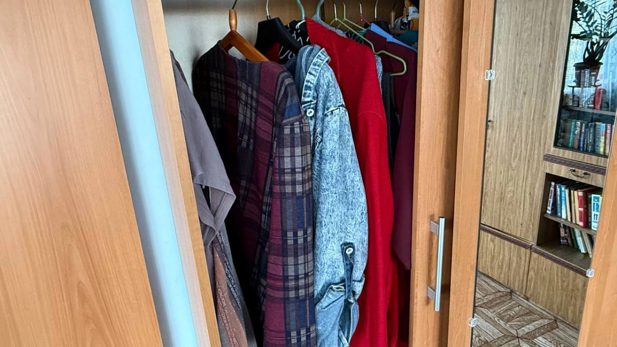 Шкафы-купе вышли из моды: дизайнеры назвали 3 способа организовать хранение, которые смотрятся лучше и стоят дешевле
