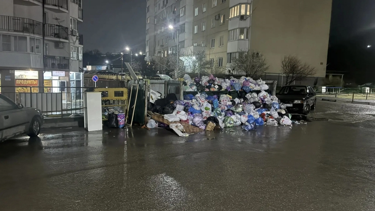 Шанхай отдыхает! Дворы Приморского района Новороссийска превращаются в зловонную помойку 