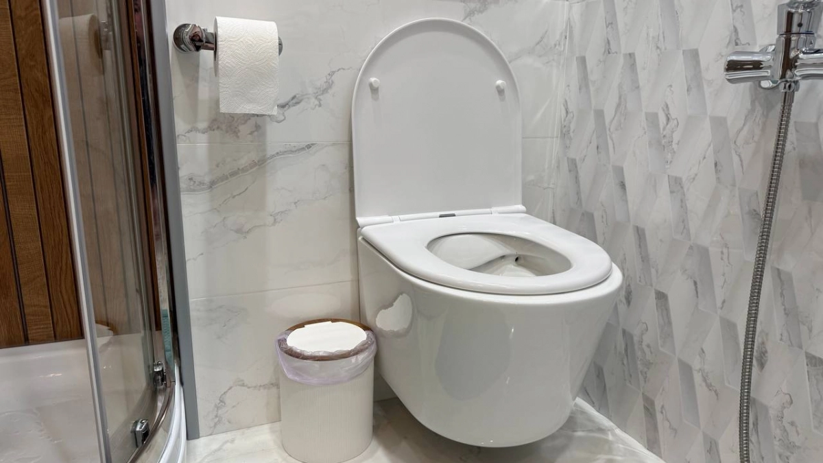 Капните 2 капли в туалете — и запах исчезнет на неделю: тропический аромат за копейки без освежителя