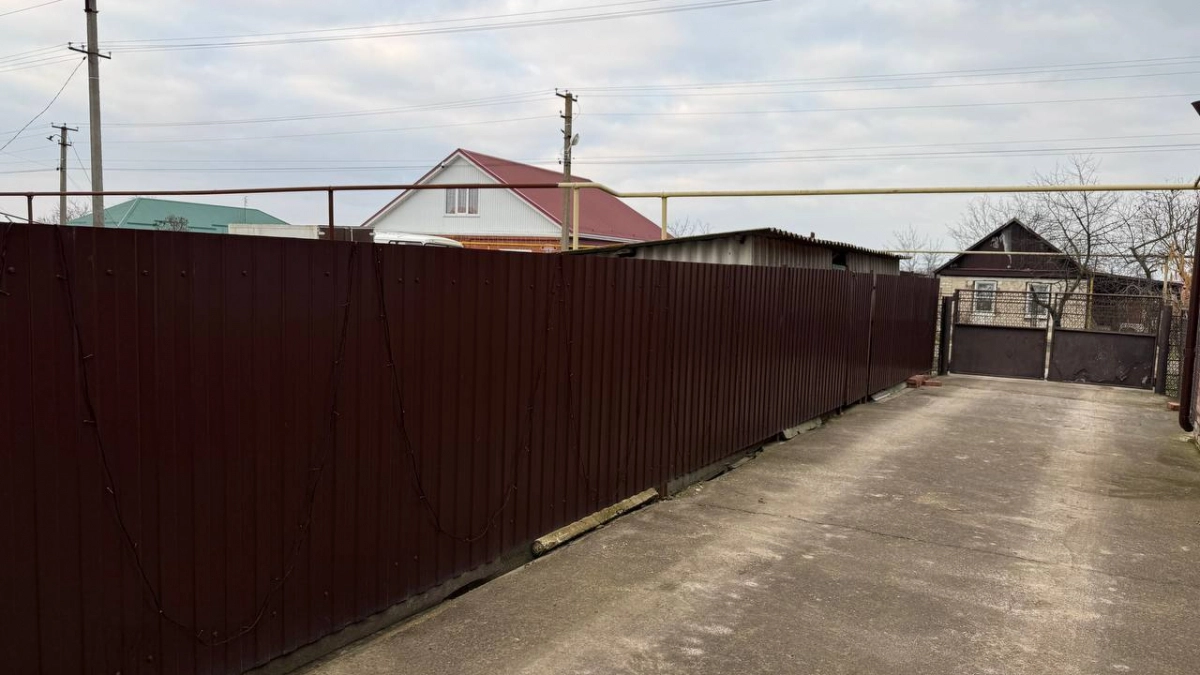 Забор из профлиста больше не в моде: умные хозяева перешли на новую идею — и красиво, и живописно