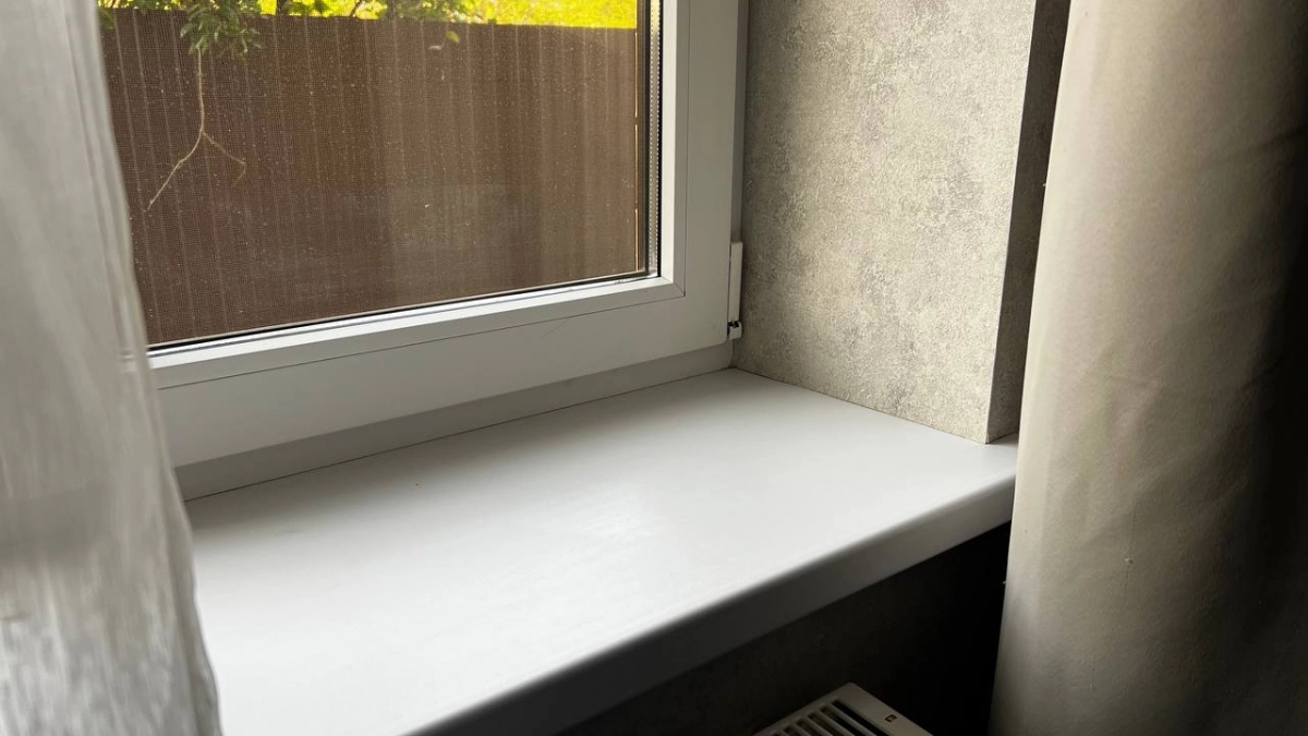 1 аптечный пузырек — и подоконник белый, как платье невесты: использую средство, которое есть в любой аптеке