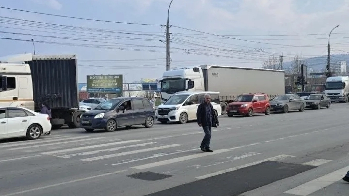 «Из Верхнебаканского в Новороссийск - за 4 часа!»: движение в городе парализовано из-за ремонта дорог 