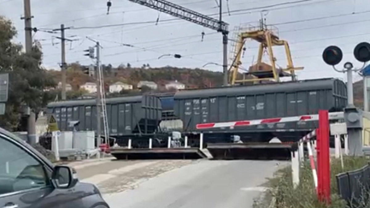 Внимание, водители! В поселке Верхнебаканском под Новороссийском 27 марта ограничат движение на железнодорожном переезде