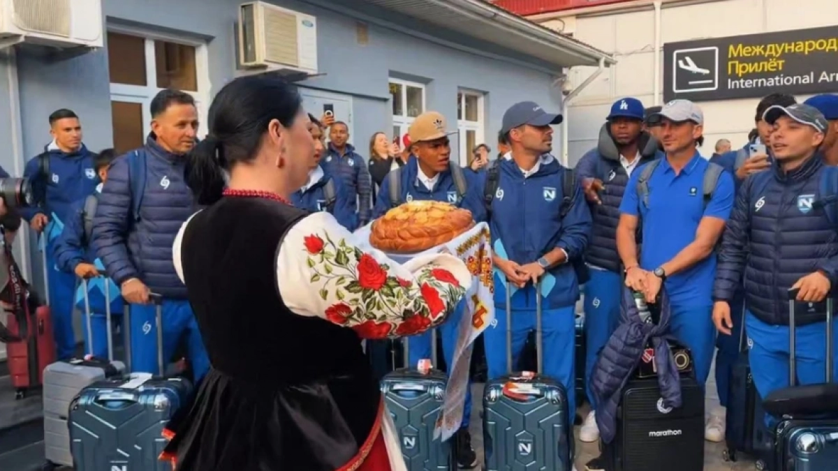 Футболистов из Никарагуа в Краснодаре встретили хлебом-солью и казачьими песнями