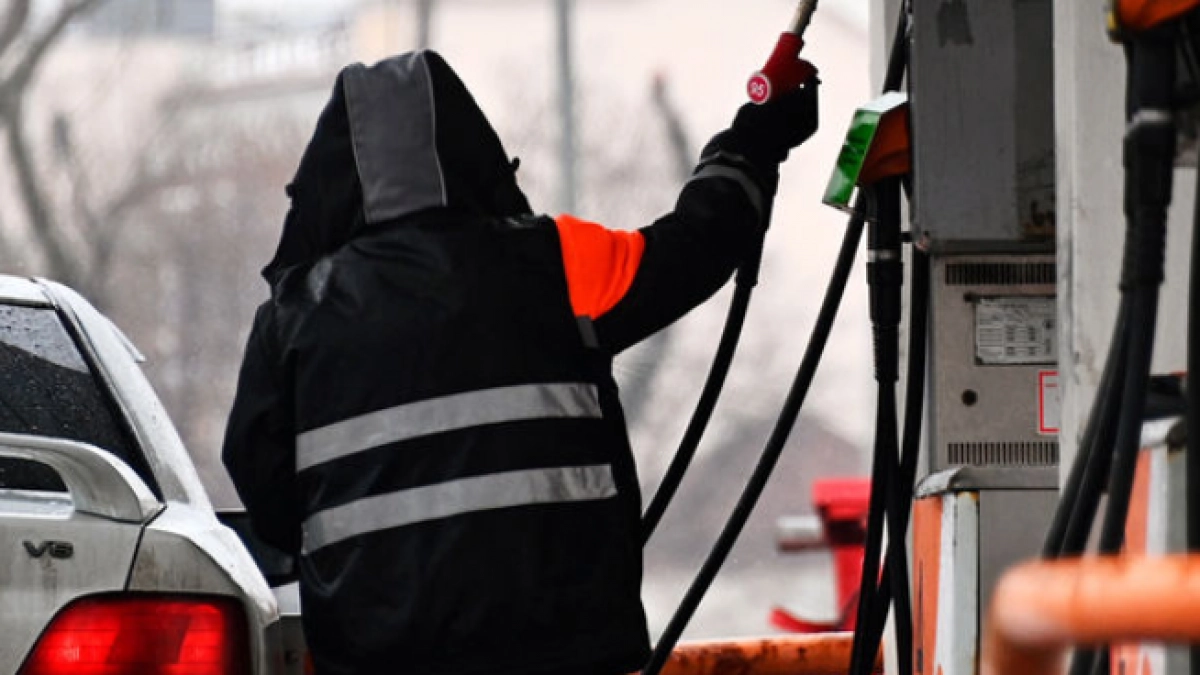 Правительство обещает сдержать рост цен на топливо в России 