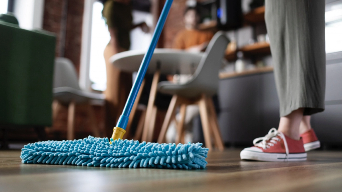 Добавьте 5 капель в ведро с водой — и дом будет благоухать целую неделю: секрет идеальных полов