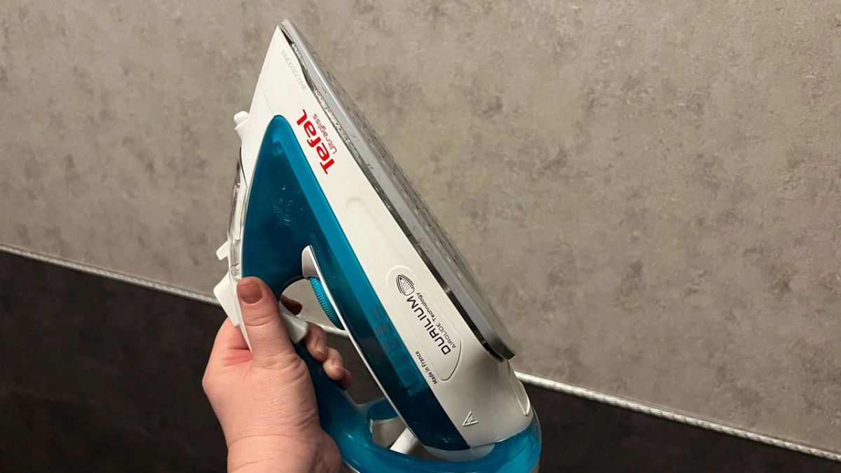 Тру подошву — и утюг как новый: удивительный лайфхак, который выводит даже старый нагар