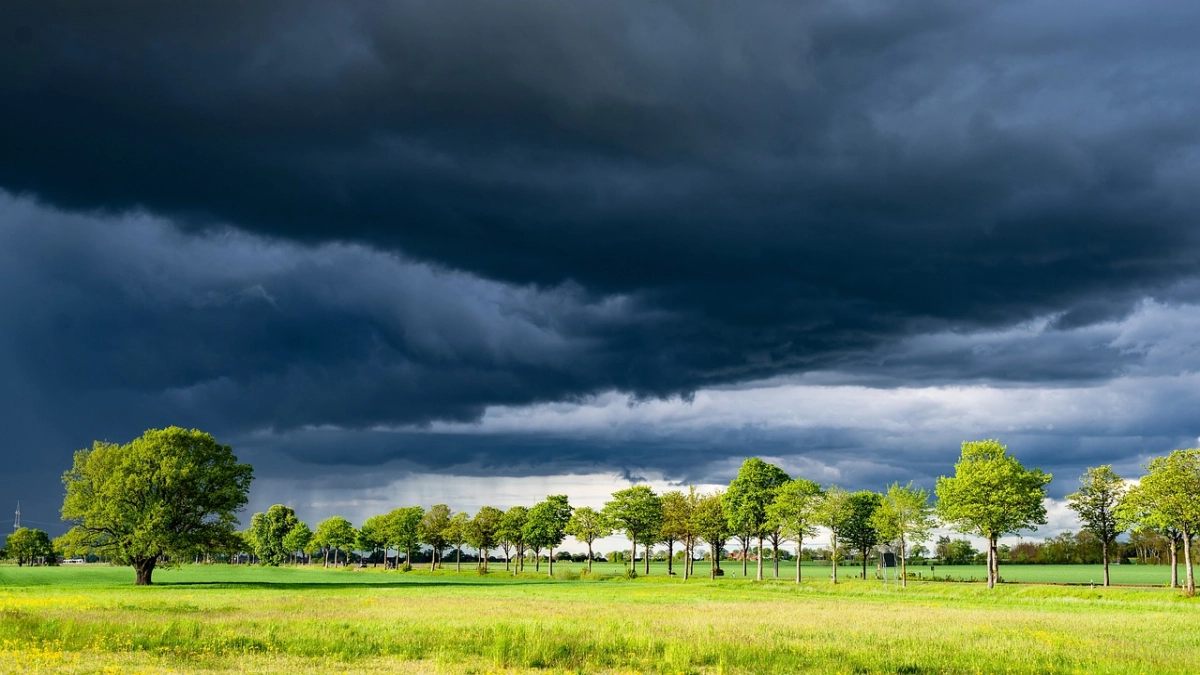 Синоптики обновили прогноз на апрель: вместо тепла — снег и возвращение зимы прямо к Пасхе