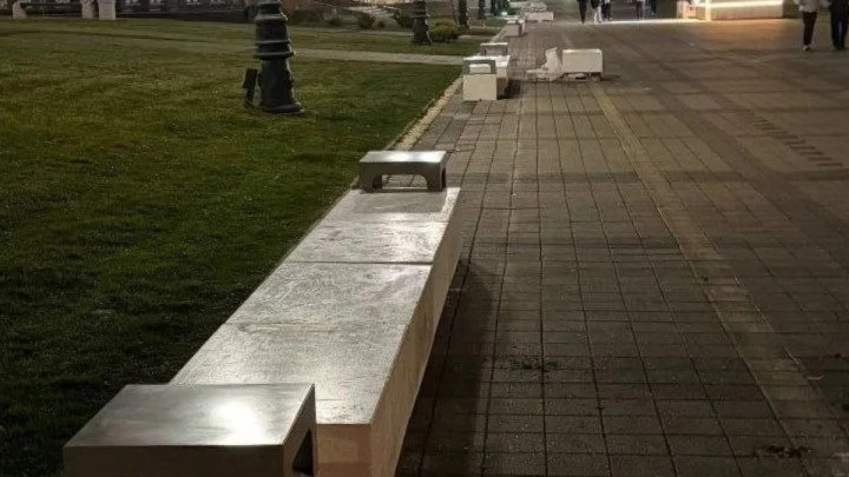 На набережной Новороссийска установили бетонные лавочки прямо на велодорожке