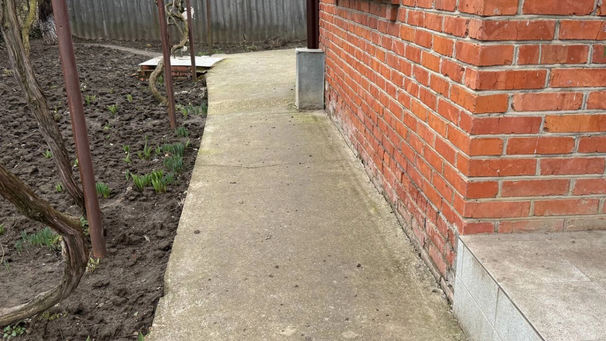 Асфальт и брусчатка сдают позиции: из чего сейчас делают дорожки на участках — своими руками, дёшево и без луж