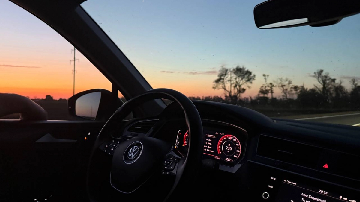 Автохимики в шоке: 1 капля на губку — и черный пластик в салоне снова черный, даже выгоревший