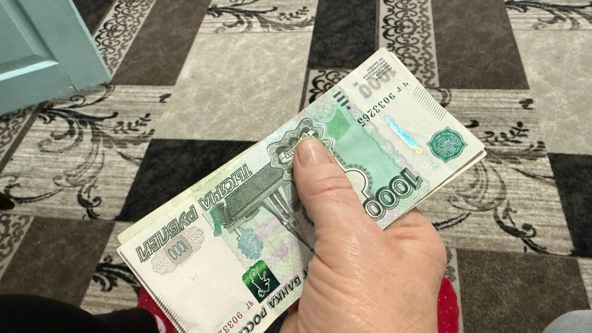 С апреля банки меняют правила снятия наличных: кому придется труднее и как не остаться без денег