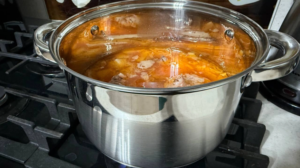 Сделайте борщ ярко-красным: добавьте в зажарку этот ингредиент — и цвет сохранится