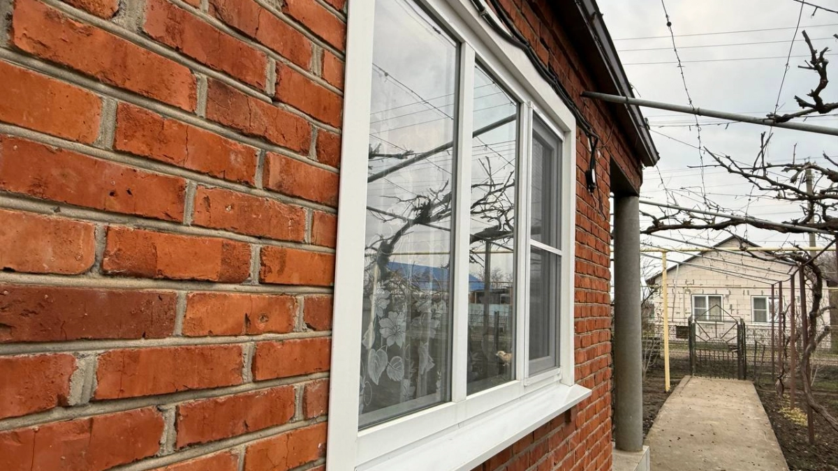 Мою окна раз в сезон этим дешевым составом: 2 пакетика в кипяток — и стекла сияют как хрусталь