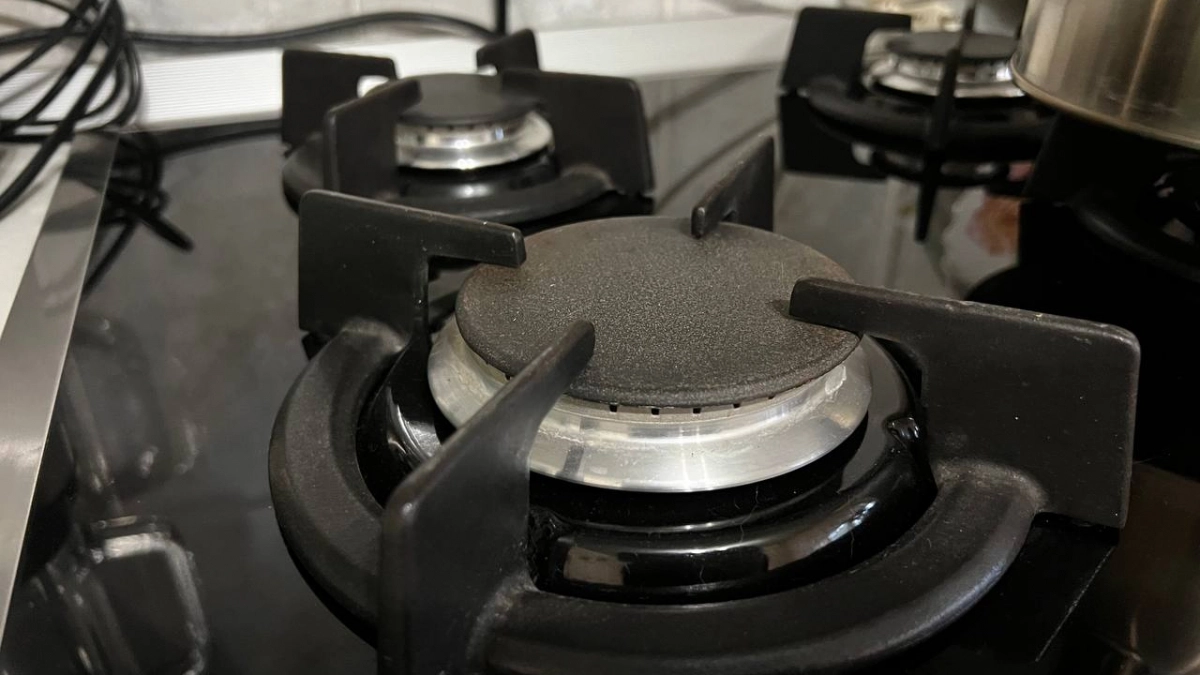 Смешала соду с уксусом — и жир на плите исчез сам: дешевле покупной химии в 10 раз