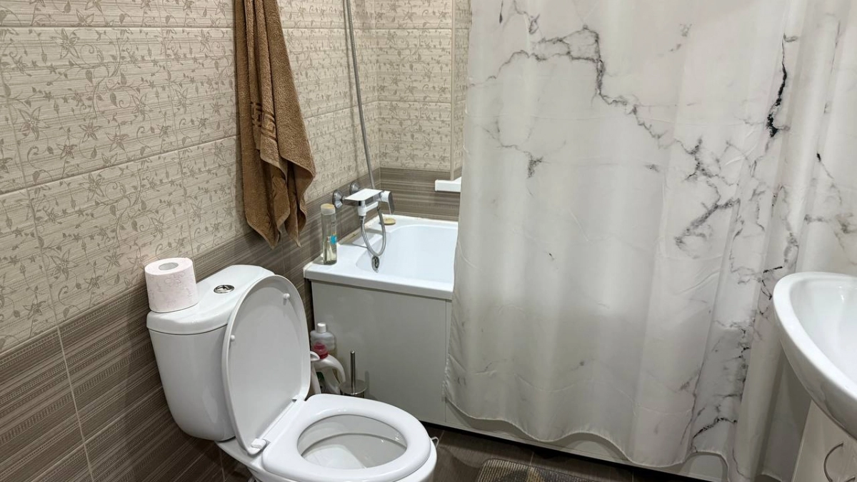 Хлорку — на свалку: смешала два аптечных раствора — и плесень в ванной исчезла навсегда