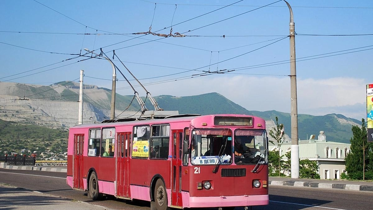 57 лет назад на улицы Новороссийска вышел первый «рогатый»: история троллейбуса и ретрофото 