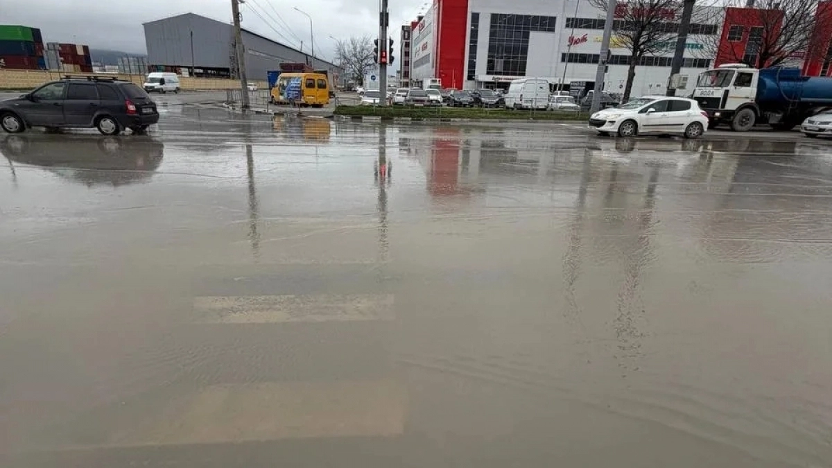 «Машины обливают, лужа по щиколотку!»: в Новороссийске пешеходный переход перед остановкой затоплен грунтовыми водами  