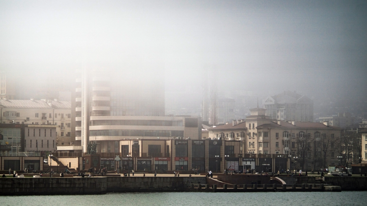 «Утром в город белой пушистой кошкой проскользнул туман»: атмосферная фотоподборка мистического природного явления  