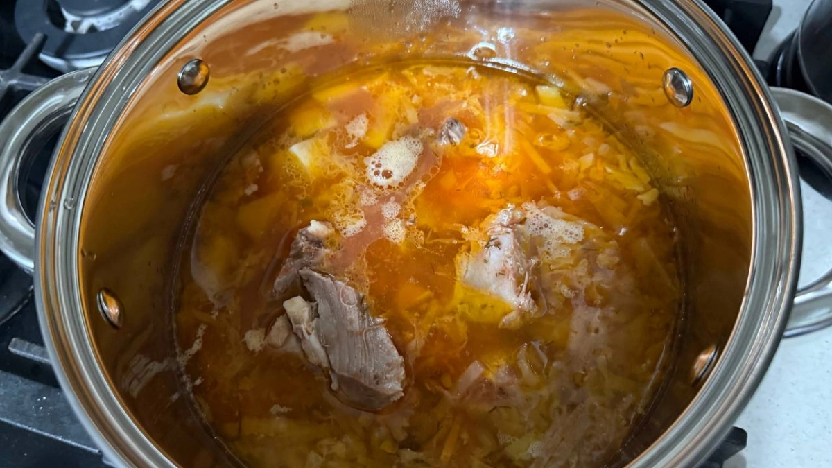 Перестаньте варить свеклу в кастрюле: как приготовить идеальный борщ с ярким цветом и насыщенным вкусом