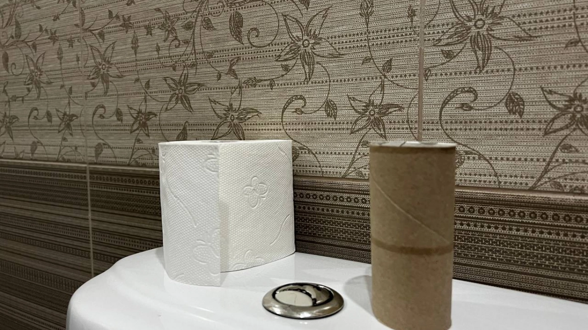 Смачиваю туалетную бумагу этим и решаю все проблемы: лайфхак, который работает безотказно