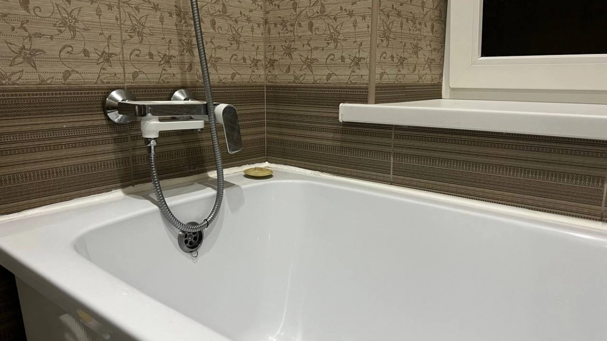 Всего 1 стакан на стенки — и ванна чище новой: жирный налет и ржавчина в прошлом — ослепительная чистота