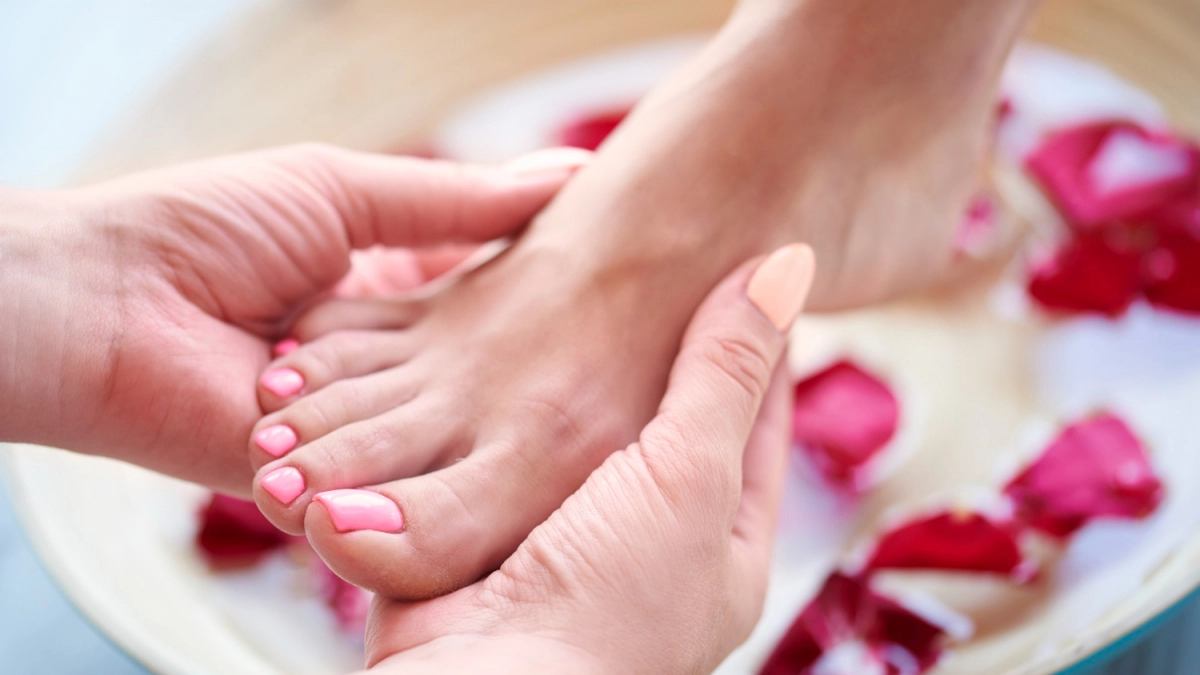 Выбросьте пемзу: 30 минут в кефире — и пятки станут нежнее шелка, натоптыши отвалятся сами