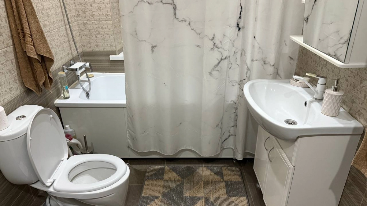 Выбросьте хлорку: залейте в унитаз этот фруктовый сок — и он побелеет через 2 минуты