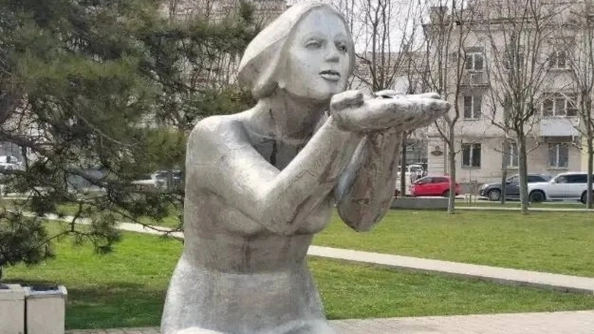 Скульптуру «Дарящая воду» в Новороссийске «помолодела» перед сезоном