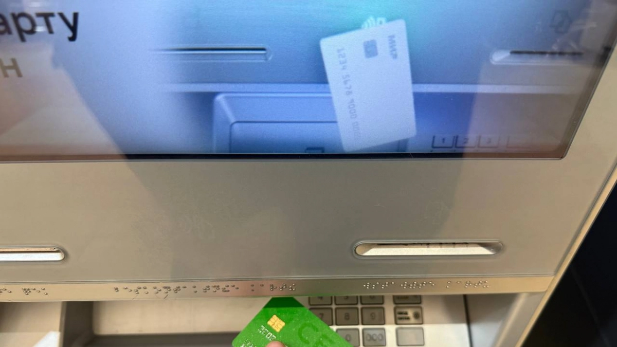 Карту заблокируют без предупреждения: названа сумма переводов, которая мгновенно привлекает внимание банка