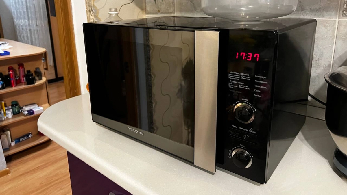 Микроволновка сама себя отмоет: ставим миску на минуту — и жир исчезает