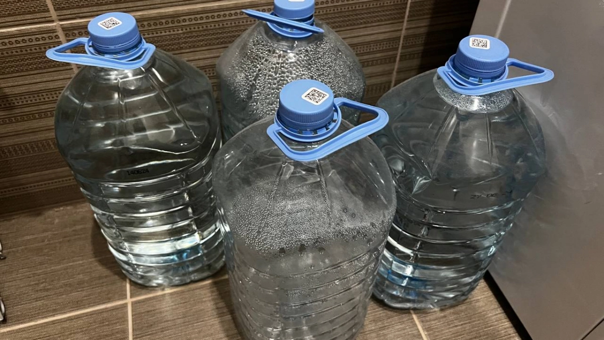 Не спешите выбрасывать в мусорку: пластиковые бутылки 2026 превращают балконы в райские сады