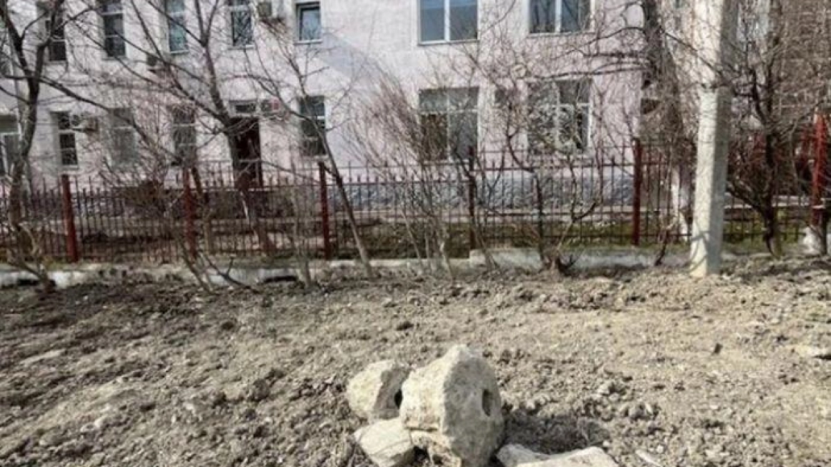 Сделали дело — и в кусты? Жители Новороссийска показали изуродованный газон после визита коммунальщиков