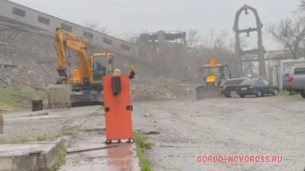 Стройка под запретом: в Новороссийске работы на территории памятника продолжаются, несмотря на обращения в СК