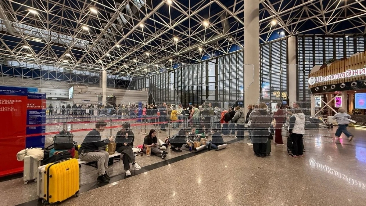 Пассажиры спали на полу: в аэропорту Сочи задержали более сотни рейсов из-за атаки беспилотников на Кубань 