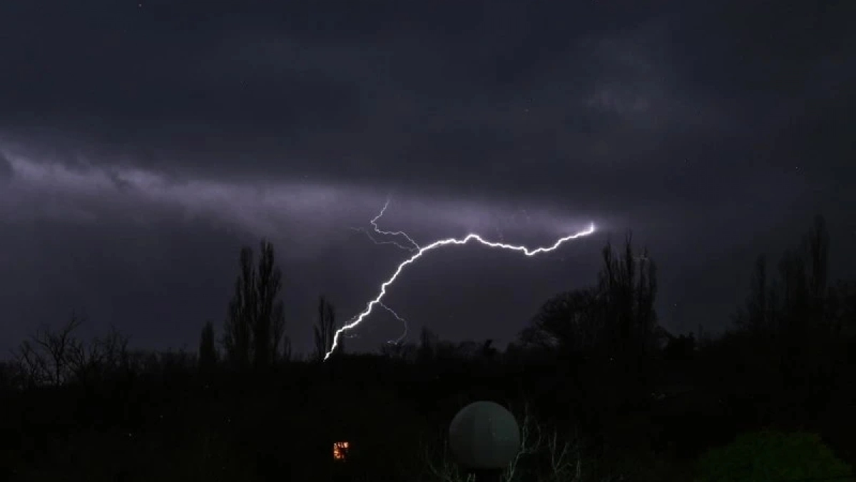 Зевс разошелся не на шутку: атмосферные фото и видео грозы в Новороссийске   