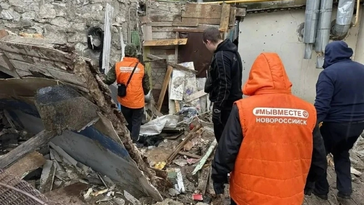 В Новороссийске продолжают ликвидировать последствия вражеской атаки: горожане могут позвать на помощь волонтеров – номера телефонов