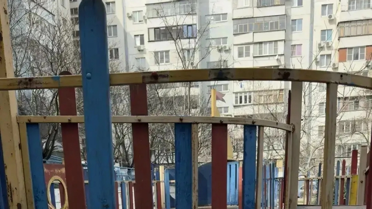 Кораблик устарел: новороссийцы просят заменить детскую площадку в Приморском районе города  