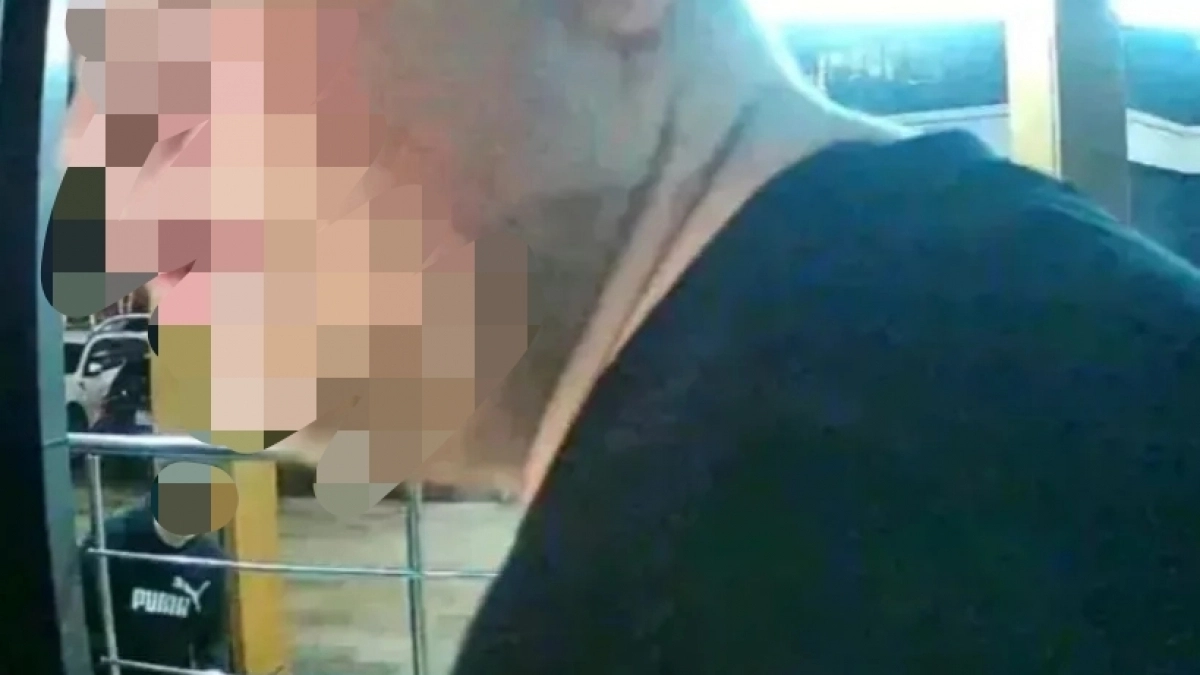 «Пасху начали отмечать?»: в Новороссийск парни закидали подъезд жилого комплекса мукой и яйцами  